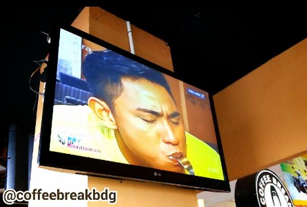 Ekspresi <a href="/HansLango/">Hans Berly Lango</a> wkt cobain pancake rainbow di @CoffeeBreakBdg wkt liputan <a href="/Brownies_7/">Brownies Trans Tujuh</a> .. yuuu dicoba