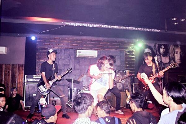 AloneWithGhost1's tweet photo. Yesterday at pitu room music,awesome. http://t.co/fdNhIc3dMr