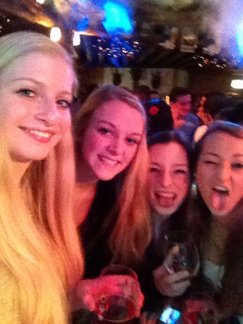 ITxx95's tweet photo. Liefde voor mn allerbeste vriendinnetjes @Lien2402 @vera230 @MelissaKort http://t.co/8ixCF38nan