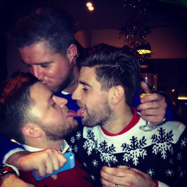 Jwatson1Gmai's tweet image. Xmas night way ze boys !! #friends #1toomany #kisses #jumpers #beards #champagne 👍😁🍻🙌🍷🎄😝🙈🎅💋❤️😍😄🎁