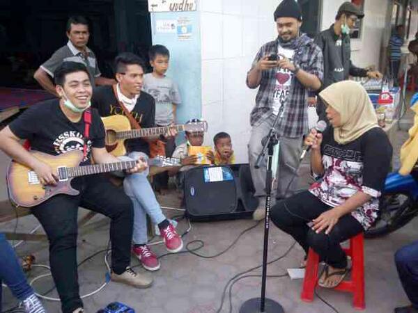 Cc <a href="/bembenkarnaval/">The Bemz</a> "<a href="/KAROglobal/">KarolG bichota</a>: Nyanyi apa ya si ibu? RT" Tak hanya logistik, mereka juga butuh hiburan  "