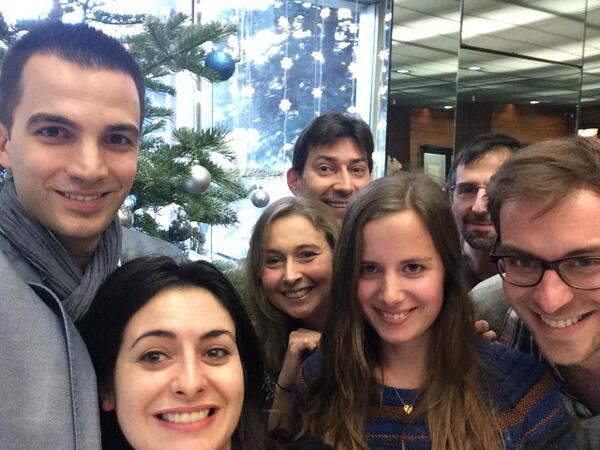 AnthonyJammot's tweet photo. Comme @lemonde,agrandissez la chaîne du selfie de @laprovence! Avec @EmilieDavy @audreysavournin @AudreyAvesque @1h12 http://t.co/EKgMMto8Wb