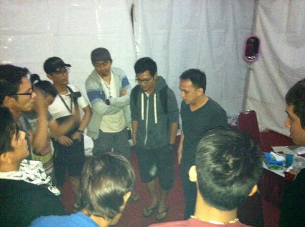 NOAH_ID's tweet photo. Berdoa bersama,wkt naik panggung #PromildTour Banyuwangi hampir tiba http://t.co/9x3otUW0GN