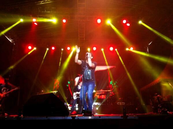 NOAH_ID's tweet photo. Lagu demi lagu dimainkan #PromildTour Banyuwangi.Hingga tak terasa waktu berpisah sudah datang http://t.co/twdcgVk4Eo