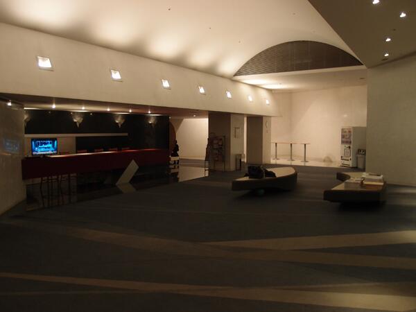 Umanプロデュース 音楽劇くるみ割り人形 劇場ロビー 六行会ホールのロビーは広々です ここに沢山のお客様の笑顔が溢れます様に 初日２０日は 出演者全員でクリスマス記念お見送りをさせて頂きます ２１日昼公演は楽しいトークショーです グッズ販売も