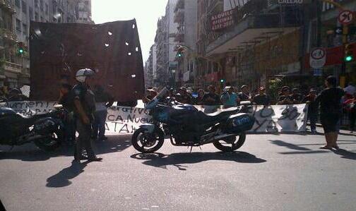 Corte Av Santa Fe ambas manos entre Callao y Rodriguez Peña