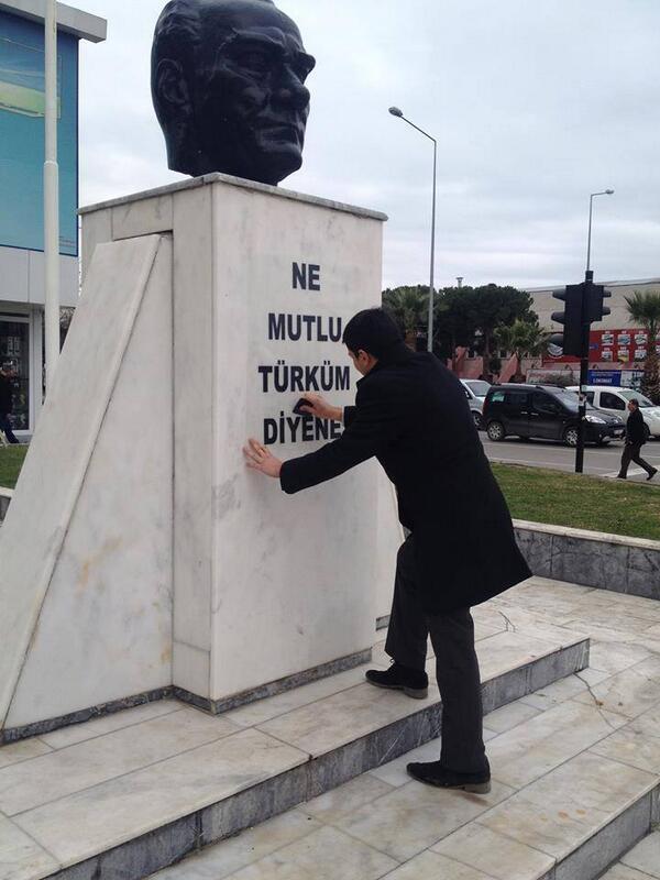 YMC_35's tweet photo. Samsun'da ATATÜRK büstünden sökülen ''NE MUTLU TÜRKÜM DİYENE'' yazısını Hepar üyesi bir kişi tekrar yazdı! http://t.co/V0iPDQceBf