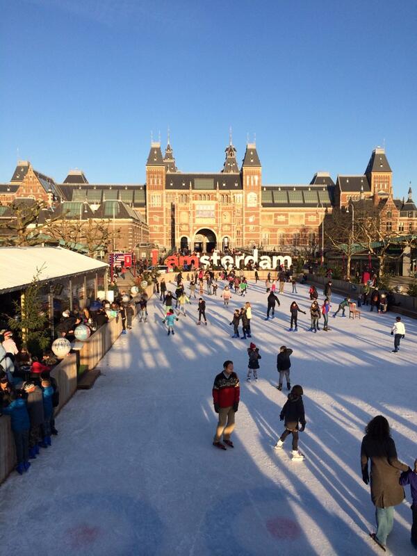 Opbouwen van de Social media wall met <a href="/bartsikkema/">Bart Sikkema</a> voor #DPAkerstborrel! Wij hebben er zin in! <a href="/ApplifiedApps/">Applified</a>