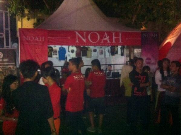 NOAH_ID's tweet photo. Sahabat Banyuwangi dsk-nya sdang melihat2 merchandise di stand Official Merchandise di venue #PromildTour Banyuwangi http://t.co/cAGOkSLGsa