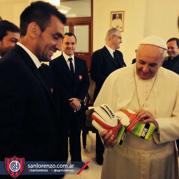 San Lorenzo sur Twitter : "¡San Torrico le entregó al Papa Francisco los guantes que le dieron el título a #SanLorenzo! http://t.co/jhNzpxI0ey" / Twitter