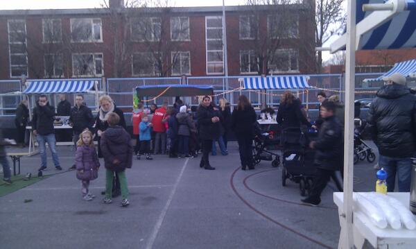 MardjantieStiel's tweet photo. Kinderkerstmarkt IJsbaan #dehoogte050 is van start. Kom langs voor gezelligheid, snert, broodje worst,koek en zopie. http://t.co/LYksEyeOk3