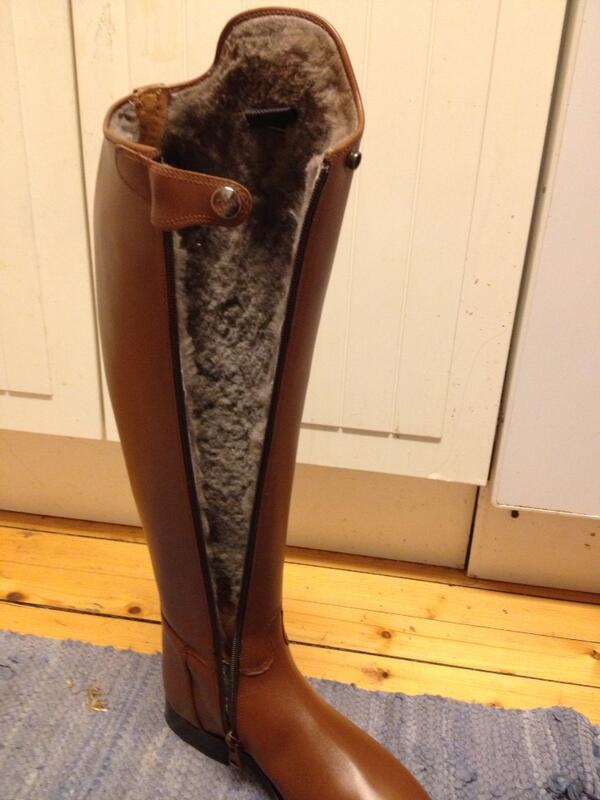 SH_Dressage's tweet photo. Happy warm Christmas to me! My new Königs boots with sheep skin arrived today! Thank you Paddock AS http://t.co/V1DPvXov4q