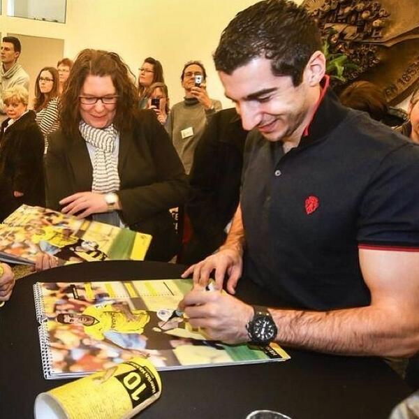HMkhitaryan18's tweet photo. Met with the supporters.

Ich traf den Anhänger. #BVB 👍😊 http://t.co/mJnppmelIw