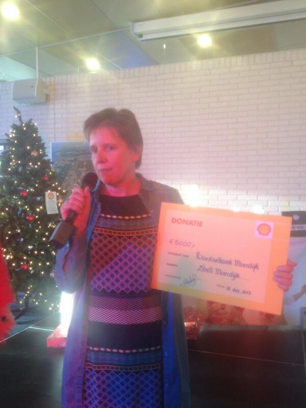 RTVMMoerdijk's tweet image. #shellmoerdijk geeft kerstkado aan #voedselbank 5000 euro. Vanavond verslag op onze site