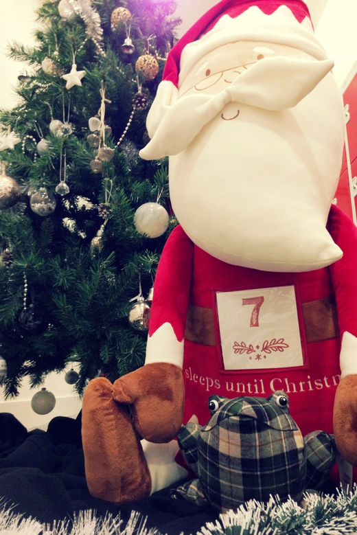 marksandspencer's tweet photo. Today’s #AdventGuess prize is: a Florence Frog Doorstop! Congratulations @culturalmiss > http://t.co/CHtpudby5f http://t.co/HXM7Xy5813