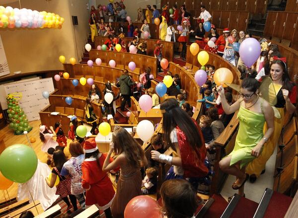 idcsalud's tweet photo. Mirad cómo se divierten los estudiantes de Enfermería de la #FJD en la fiesta infantil de Navidad. ¡Unos cracks! ) http://t.co/8K8We58vLU