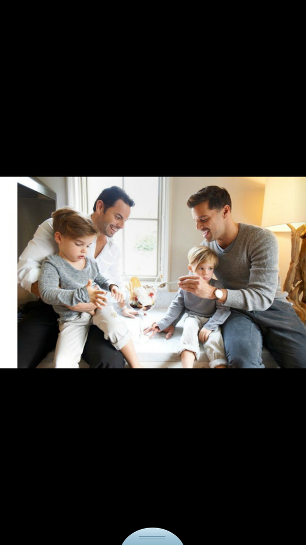 gaylesbian3's tweet image. Ricky martin with he's family