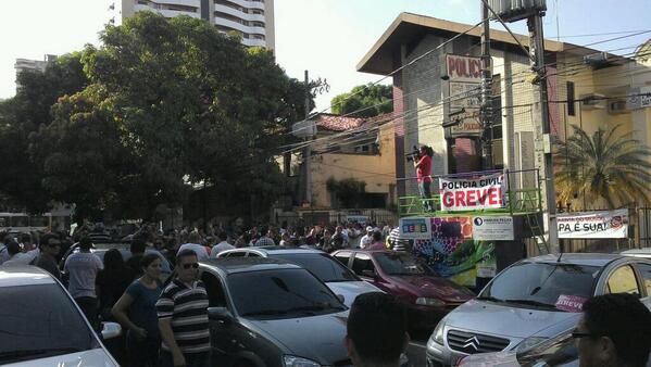 Magalhães Barata segue com trânsito para próximo a São Brás. Policiais Civis fazem manifestação no local.