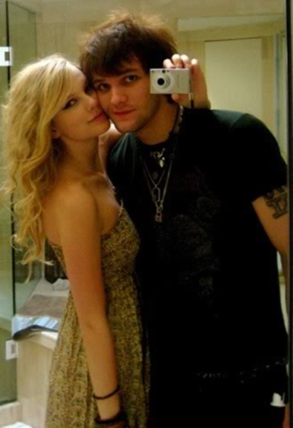 _TSINDO's tweet photo. #RAREPic Taylor dan Martin Bennett Johnson dari 'Boys Like Girls' :) http://t.co/GsP4f9FAMY