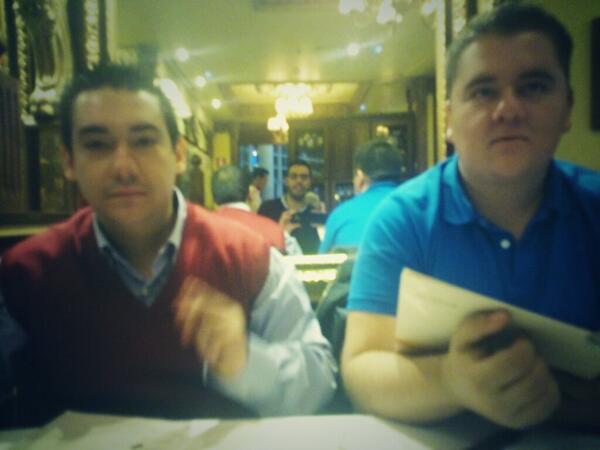 Sumi_Mikel_23's tweet photo. Gran cenita hermanos! Un placer siempre con vosotros! Buenas noches y a reposar jajaja @ortega_piano @Jonyvk65 http://t.co/g973OmRfm5