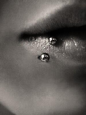 postpiercingg's tweet photo. #lipspiercing #mouthpiercing http://t.co/tEjR7PjMe2
