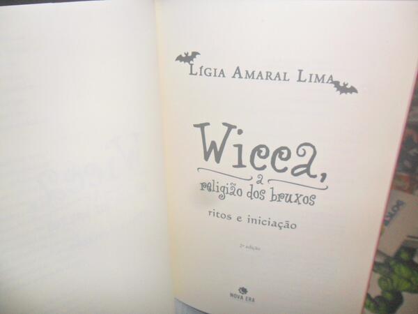 CirculoSagrado's tweet photo. Olhem só o livro que ganhei de uma editora. Só não li ainda. Mas parece interessante (não esqueçam a peneira) http://t.co/SvH5VZFpb2