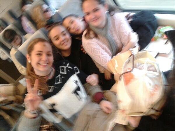 amparo_baixauli's tweet photo. Amplio tren @AnaF1998 @soniagilfolch @maria_derechas http://t.co/VMpaZc79yP