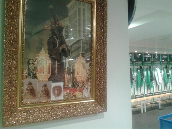 pbahrlora's tweet photo. Qué alegría nos hemos llevado los Béticos Loreños al encontrar a la Virgen de Setefilla en el vestuario del Betis http://t.co/QRBd2qs0FT