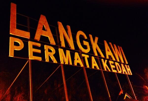 _calvin14's tweet photo. Our last days in Malaysia with @Ginahughes123 HAPPY NEW YEAR 2014 #langkawi http://t.co/yaZsVjf8B1