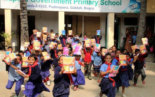 VoiceOfBangla71's tweet image. #FreeTextBookDistribution in #Bangladesh by Awami Government
..a moment of happiness worth priceless :)