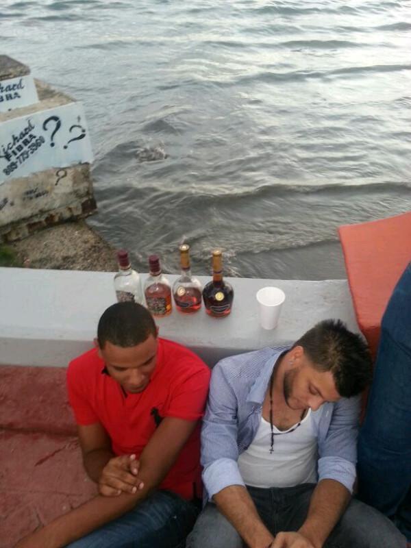 quecache's tweet photo. Amanesio Malecon Pto Plata #Chivas #Courvoisier #Panas #BorrachoComoLocos Dia 1.1.2014 http://t.co/0aCfeA22pB