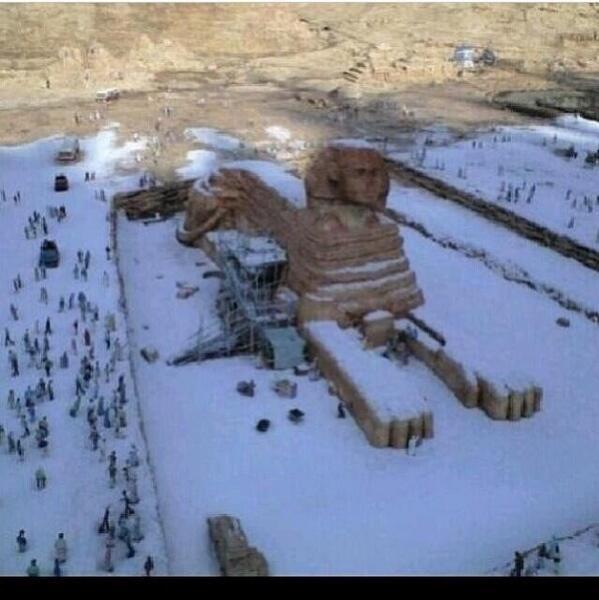 _Paisajes_'s tweet photo. Egipto, hace 112 años que no había nevado. Impresionante foto que está recorriendo el mundo... http://t.co/z2lSfevmcL