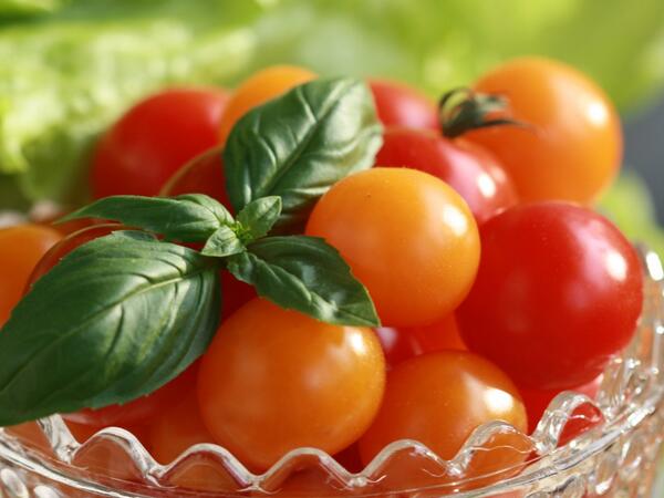 Erikoistomaatit ovat Vuoden vihannes 2014. Onneksi näitä namuja saa kotimaisina läpi vuoden. Tietää mitä syö.