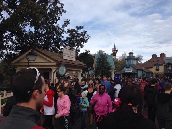 WDWNT's tweet photo. The end of the Haunted Mansion line http://t.co/2AhcfbDarm