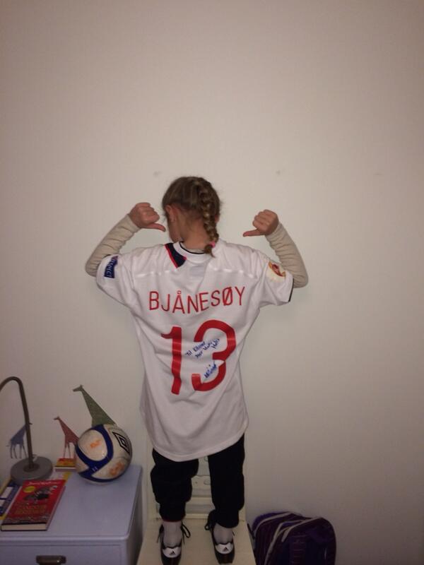 Min yngste datter insisterte på å gå julebukk som landslagsspiller. Fikk nesten tårer i øynene. #deterhåp