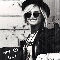 mangodemi's tweet image. #Lovatic #musicfans #PeoplesChoice let&apos;s make her proud😊