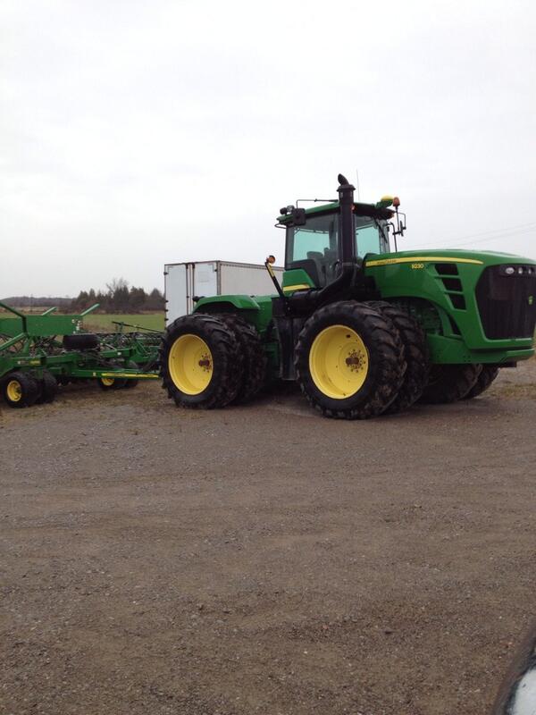 BradyCJones's tweet photo. Tractor Tuesday @farmerpics @FarmersProblems @FarmPictures @shitfarmkidssay @JohnDeere http://t.co/L8Xc3ZkwIO