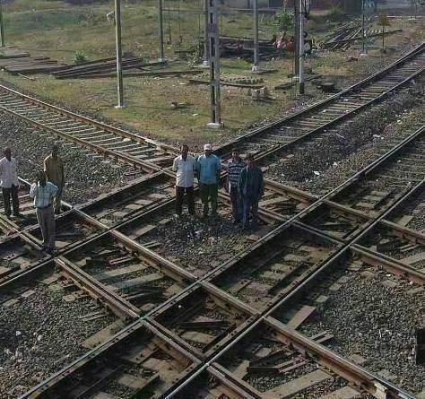 teddyjithin's tweet photo. This is a Patented Railway Crossing At Nagpur. "Diamond Crossing". http://t.co/BjQBP9kG8G