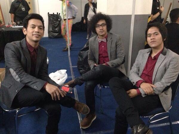 MusicaStudios's tweet photo. @RianEkkyP @kikidmasiv &amp; @ramaramadhan__ menunggu di backstage #HELLO2014 http://t.co/VJtwKWC3dP