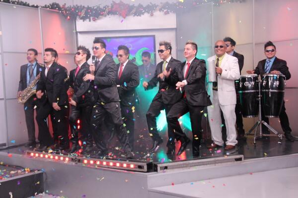 vivalmtcs's tweet photo. Y para despedir el año viejo con éxito, bailamos al ritmo de @LAMAQUINAES. ¡A disfrutar se ha dicho! http://t.co/A7QIpXndvh