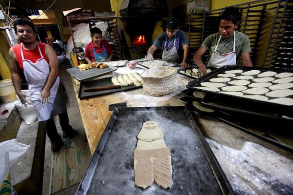 ddmexico's tweet photo. #2013Follow Prevén que el aumento del pan dulce afecte principalmente a los más pobres: http://t.co/75XK2ofg13 http://t.co/WhSNyb5HQf