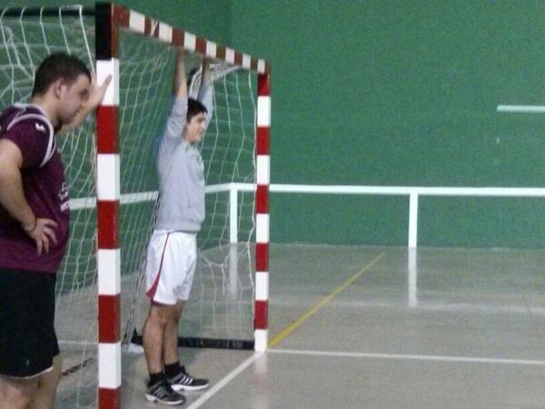 Tanda de penaltis después del empate en el partido entre Herrenak 20/LaMoscaGao 20 @Donete11 @eedgaar28 #Artzikirol