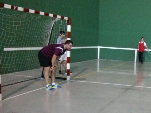 Tanda de penaltis en el empate en el partido entre Herrenak 20/ LaMoscaGao 20 @eedgaar28 #Artzikirol