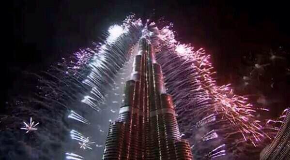 FootballFunnys's tweet photo. Dubai are going for a World Record with 560,000 fireworks going off for their New Year's Celebrations! http://t.co/bxkx33ozbU