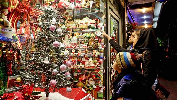 Купить перед новым годом. Витрина с новогодними игрушками. Рождественский магазин в Америке. Витрина с новогодними подарками. Рождественские магазины в Европе.