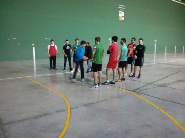 Preparados para tirar los penaltis <a href="/iker_racing/">iker sanchez</a> <a href="/borji_borji/">Borja Jimenez</a> @Iraultza_gorria @Santi__Martin <a href="/MarkelVivanco/">McLOVIN</a>