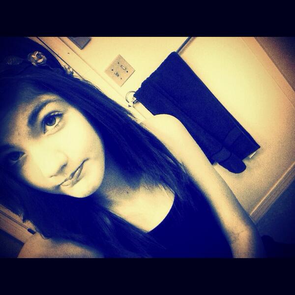 “@narrysnap: RT with a picture and I'll ship you with 1D and 5SOS (mbf bc trying to get 1000) 
:)”