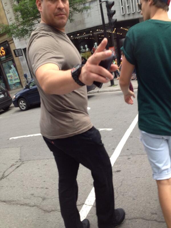 getawycats's tweet photo. #highlightsof2013 best of the year, when louis' bodyguard yelled at me😂😂 http://t.co/NT43t44qnI
