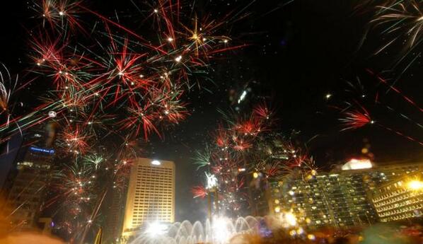 Anggelakk's tweet photo. "@damnitstrue: HAPPY NEW YEAR INDONESIA!!!! #2014WithYou *photo by: ikhwan yanuar http://t.co/54DuZIR6pQ"