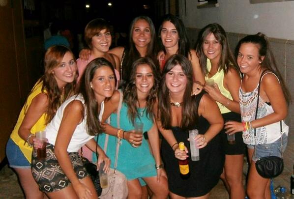 AmigasCabronas's tweet photo. Os deseamos FELIZ 2014! http://t.co/PH5uC3sgMS